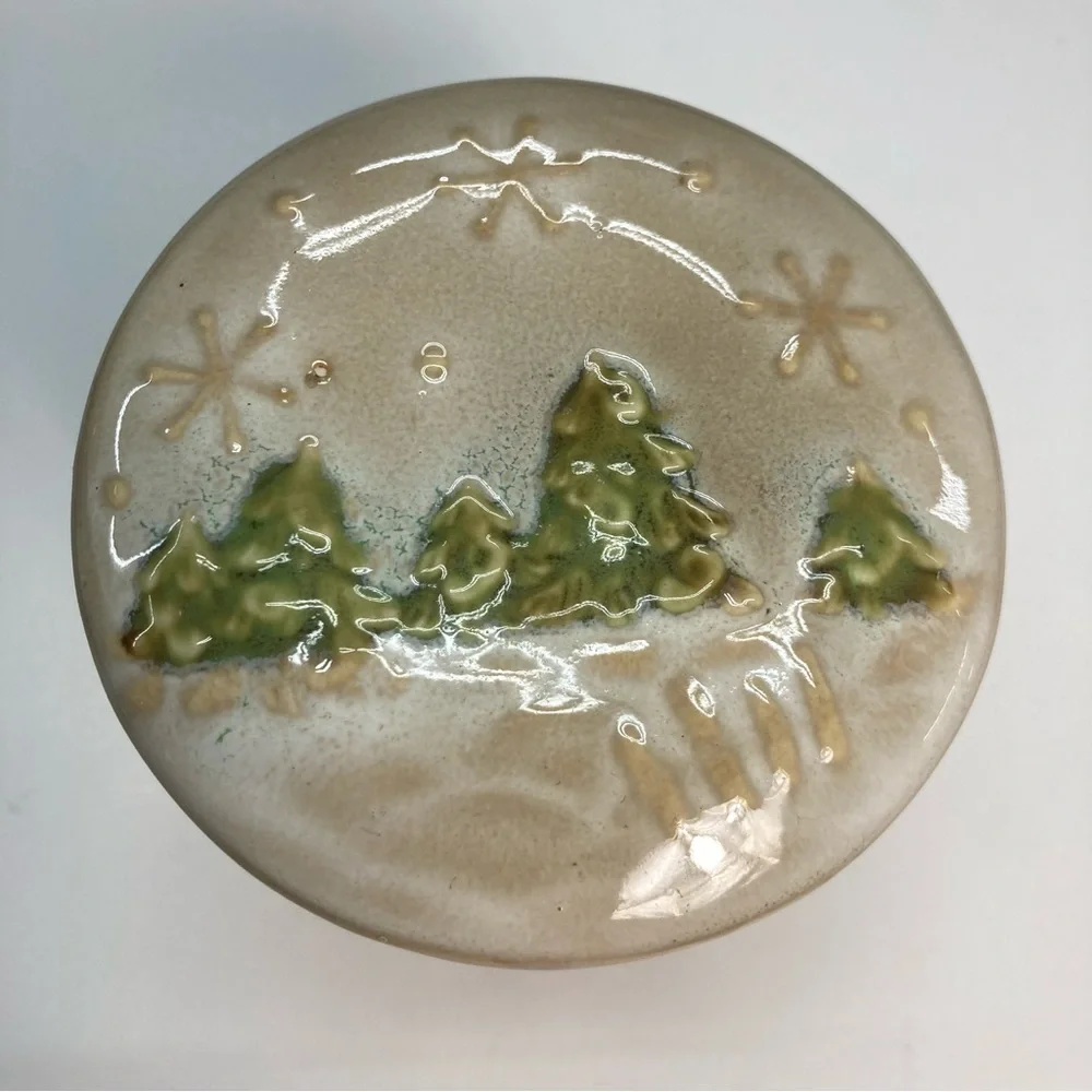 Santa Clause Christmas Ceramic Crock With Lid Mug Size Beige Presents Trees Snow